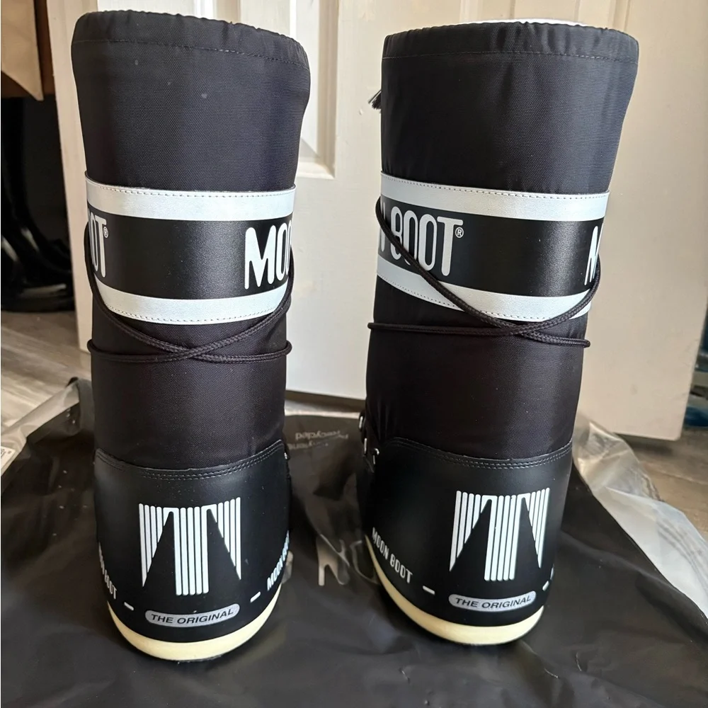 Moon Boot Classic Black Snow Boots - Picture 4 of 6